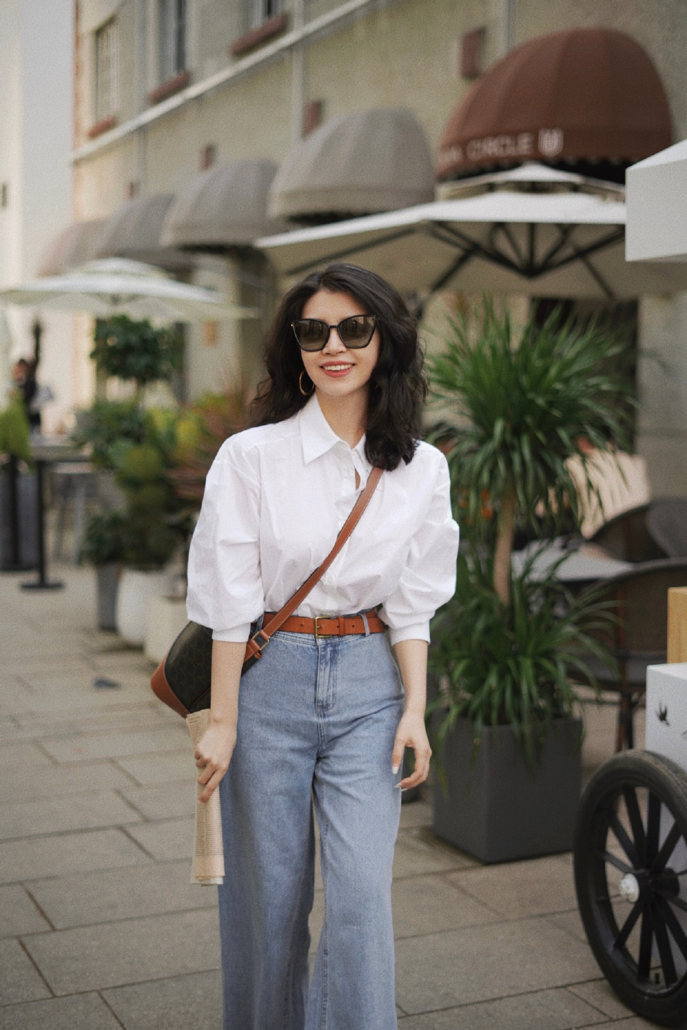 百搭|夏季如何穿出高级感,白色衬衫搭配牛仔裤简约洋气,百搭又通勤