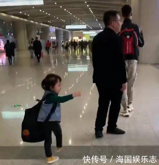 书包|爸爸为防止女儿走丢放出“大招”,专业坑娃,网友:你是魔鬼吗?