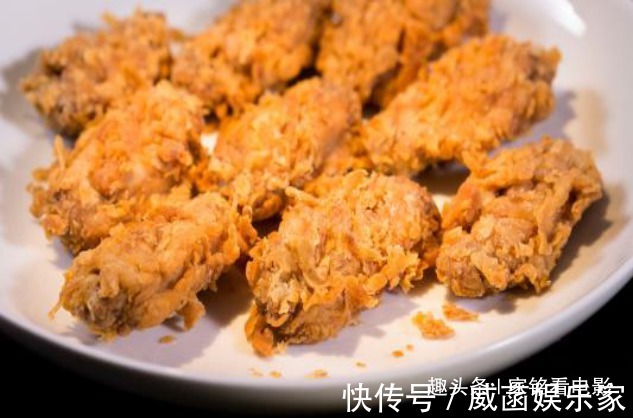 香炸鸡翅|精选美食白菜香菇卷，香炸鸡翅，椒盐鱼片，金针菇凉拌腐竹做法