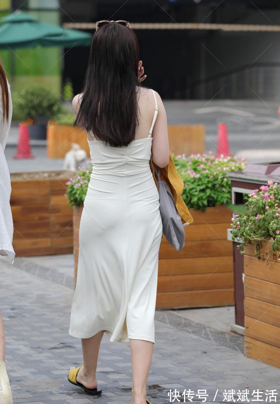 前卫 帅气的小哥哥领着白富美小姐姐去蹦迪,我心里难受极了,真的羡慕