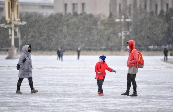 游玩|北京大雪降温 游客在天安门广场游玩