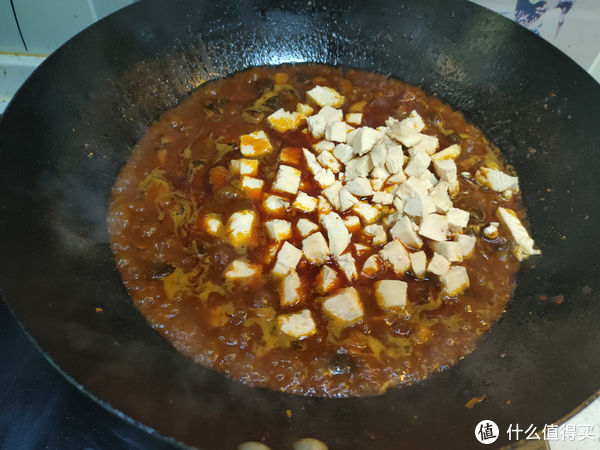 香菇酱不用买了，在家就能做，酱香浓郁无添加，拌米拌饭都合适