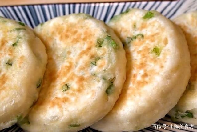 烙葱花饼时,不要只加葱花,多加一种食材,饼香软好吃有嚼劲