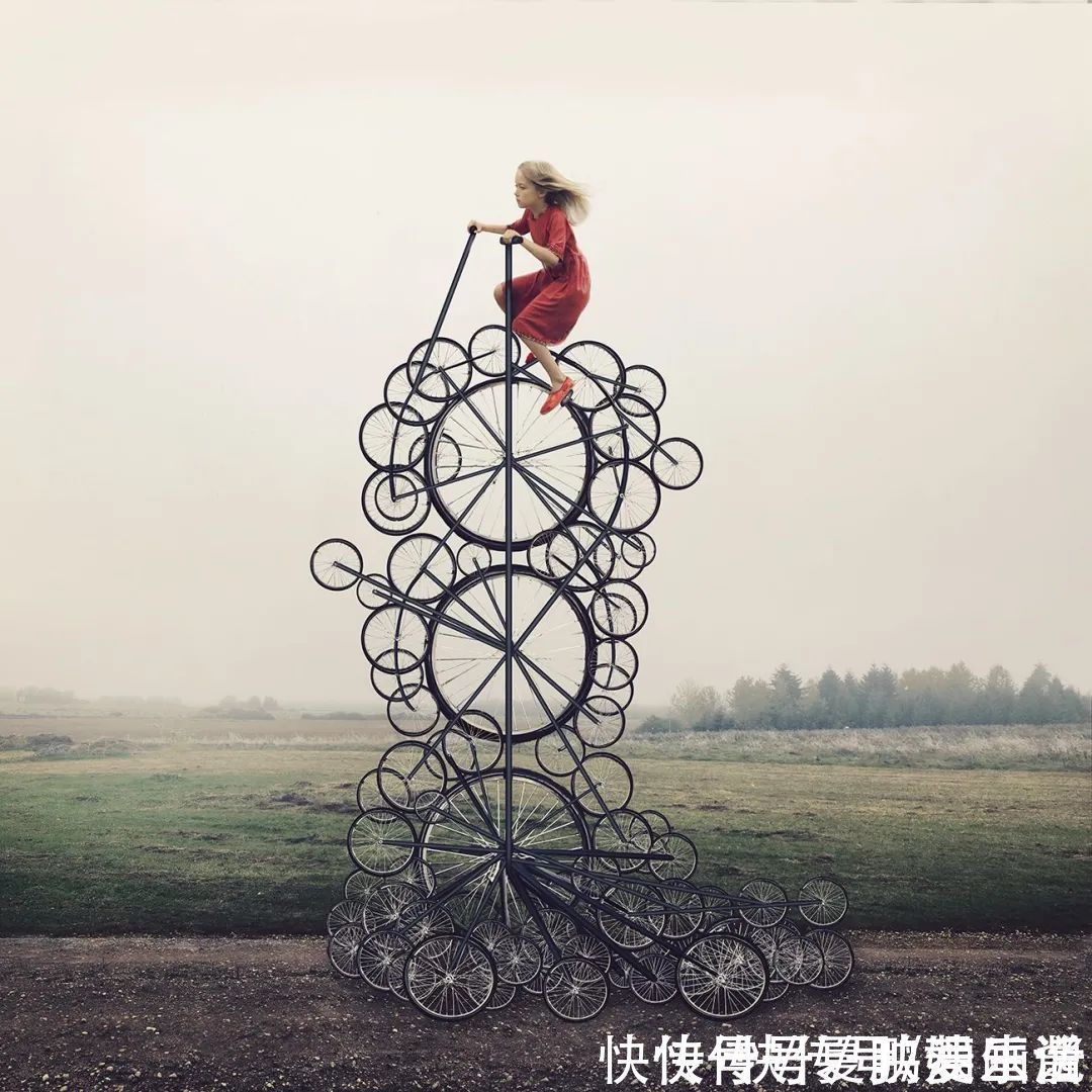 骑自行车|这画面真是绝了,女孩横躺在水里骑自行车,让人看上一眼就忘不了