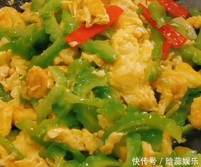 “苦瓜炒鸡蛋”不苦,有诀窍,出锅后色泽鲜亮,营养美味