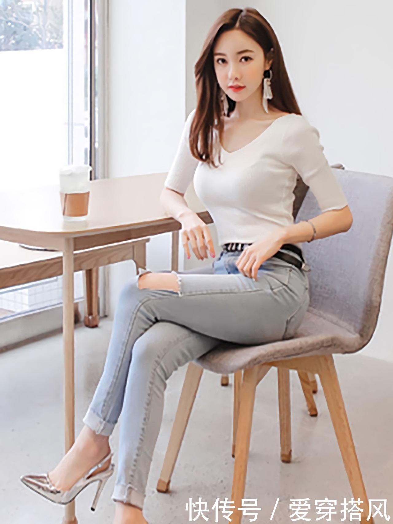 牛仔裤美女，低头笑起来的时候，精准绽放甜蜜的女人味！