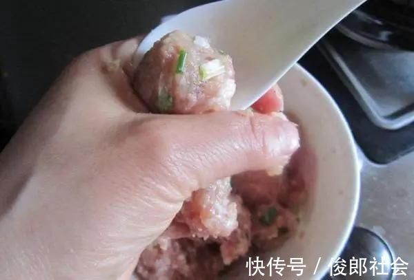 拌肉馅时，料酒去腥是错的多加2样东西，汁水更多更入味