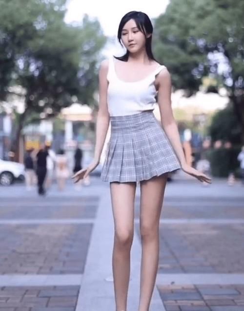 穿搭|性感小姐姐，穿吊带衣搭配格子百褶裙，这腿真是爱了！