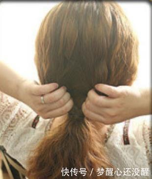 美女|女生好看卷发发型如何扎,真人示范美女卷发教程