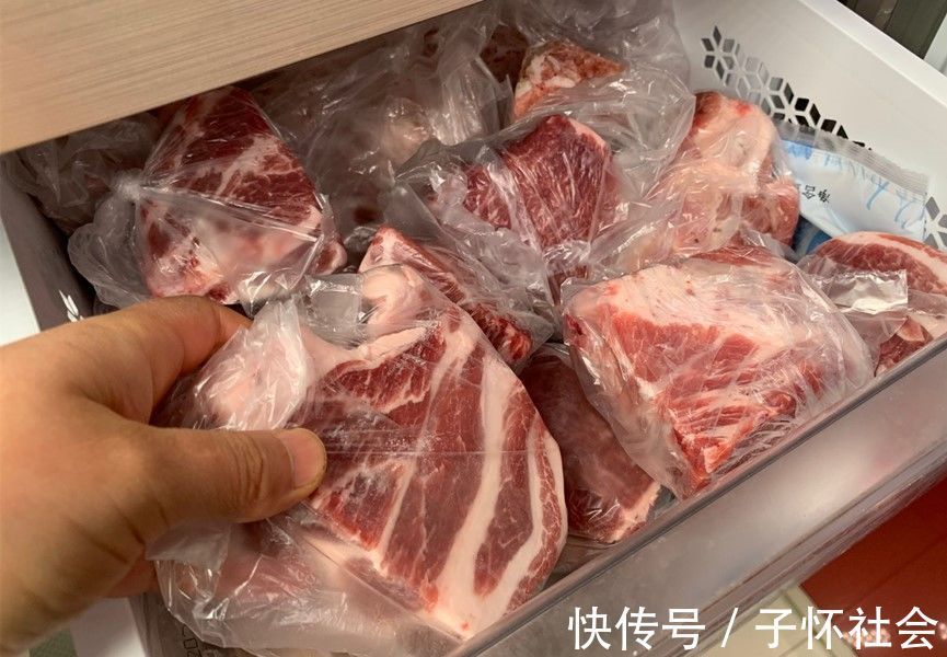 从冰箱拿出的冻肉，记得不要加水泡，教你一招，吃起来跟鲜肉一样