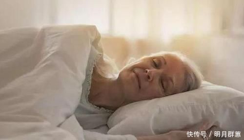睡眠时间|过了60岁，要想被长寿青睐，必须戒掉这件事，不是烟酒也不是熬夜
