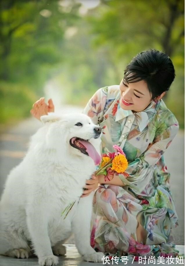 连衣裙|53岁周涛凭“气质”美出圈,穿蓝色连衣裙高级优雅,美翻了