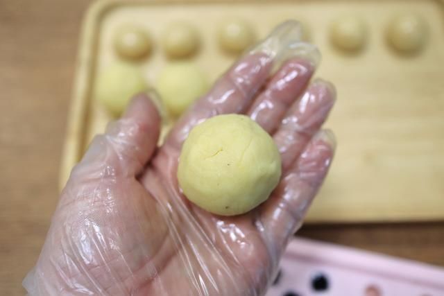 美味|黑芝麻酱绿豆沙月饼还真好吃，说啥也得试一试，歪打正着的美味