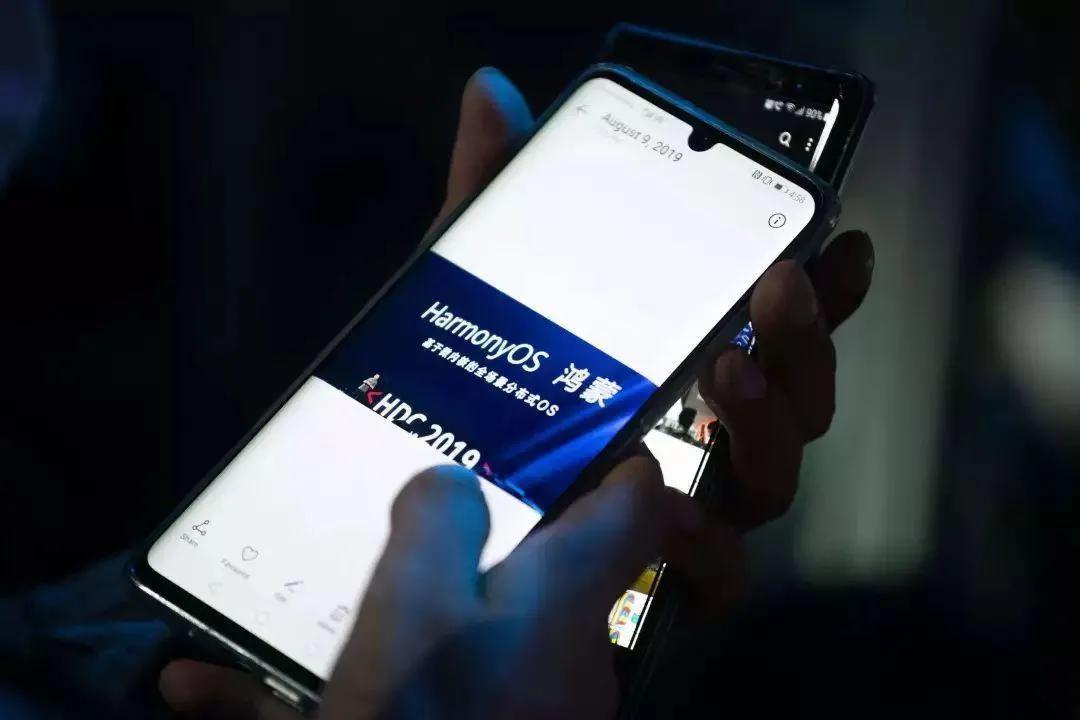 iphone|买华为还是选苹果?从多角度对比两者差距,网友:这次不纠结了