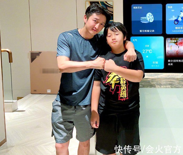 爸爸去哪儿|邹市明大儿子近照变化大！身形壮实皮肤黝黑，趴地上给弟弟当马骑