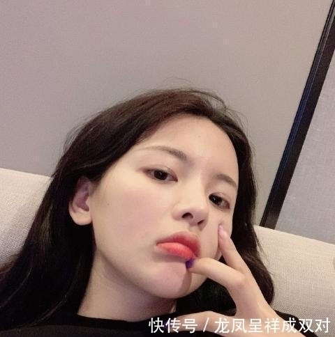 四个字|杨超越更微博置顶,短短四个字疑似告白,得知对方是谁:没粉错人