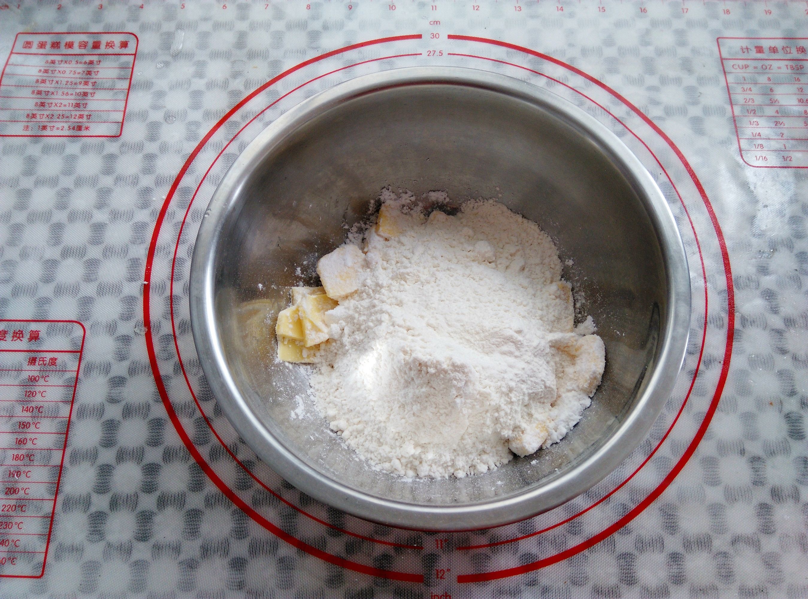 婆婆收了个32斤的大南瓜,我用它做南瓜派,香甜细腻比蛋糕还好吃