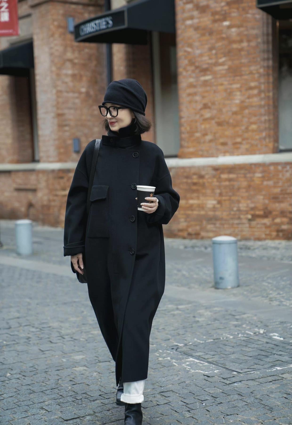 打扮 这才是中年女人该有的打扮,三木妈妈的“大衣”搭配,美过同龄人