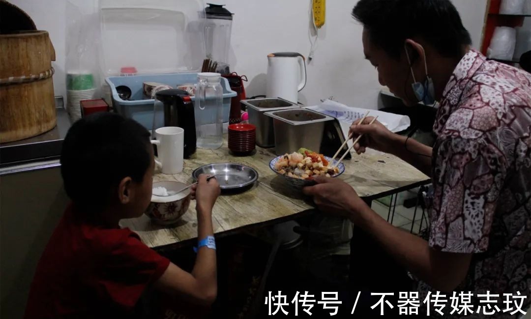 小志兴|男童骨折后不敢说导致残疾，妈妈离去，耳聋爸爸携其求医4年