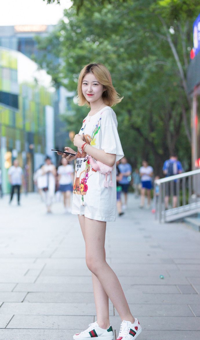 街拍:简约又大方的打扮,真是让人过目不忘的穿搭