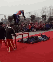 |搞笑GIF:看着都觉得好痛 赶紧喝口饮料压压惊