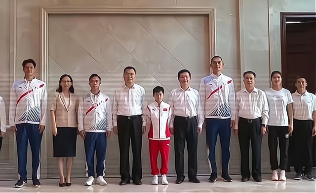 接待|全红婵接待现场“开小差”,和师姐交头接耳,领导在一旁正襟危坐