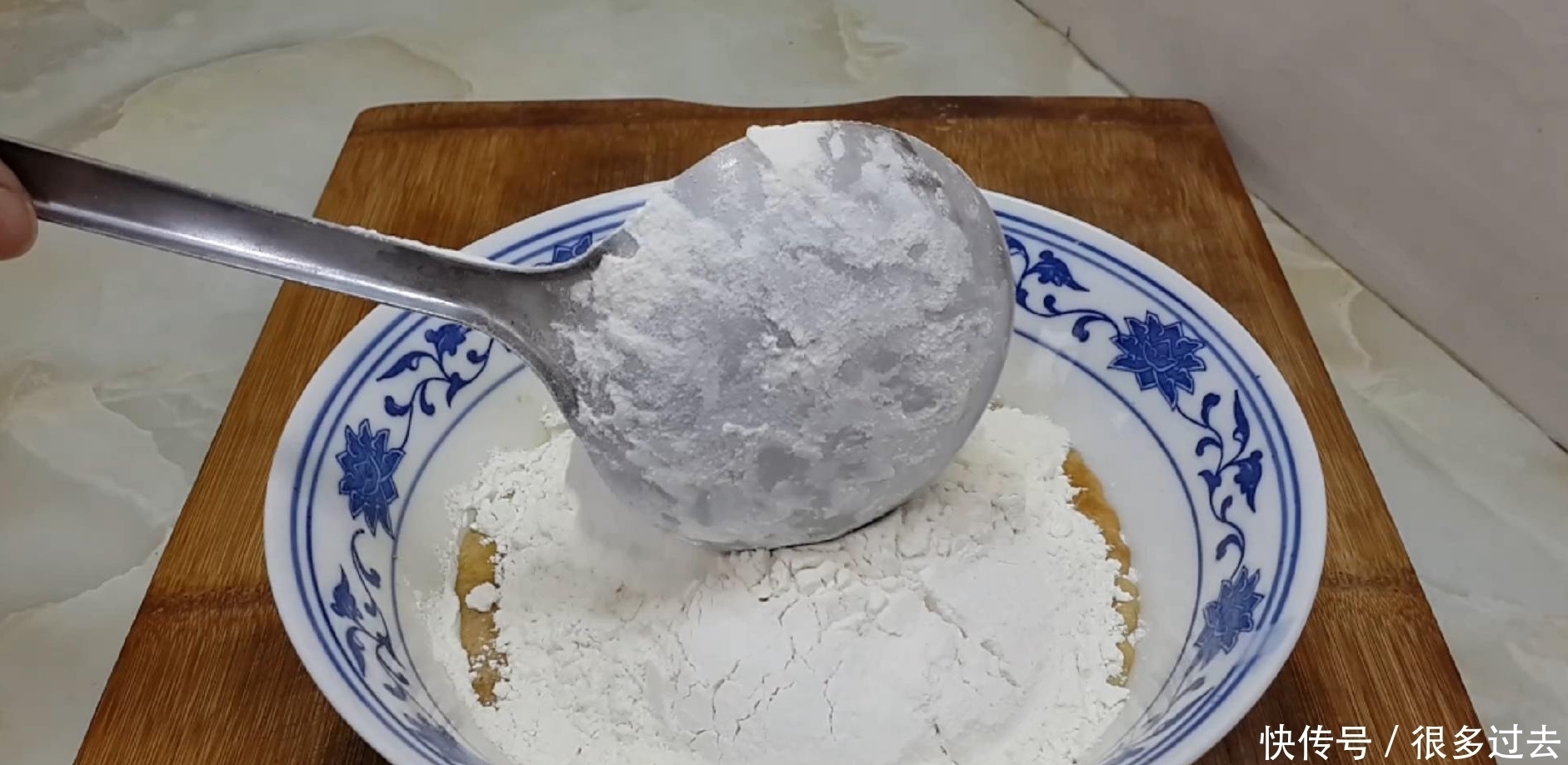 面粉别炸油条了,加3个鸡蛋,个个松软又空心,比麻花面包还好吃