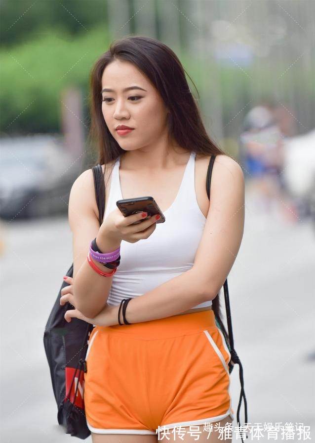 简约 打底裤的穿搭充满自信美,感觉自己与众不同