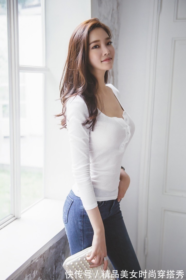 简约 简约又时尚的搭配总是很显气色!修身牛仔裤搭配高跟鞋简约大气