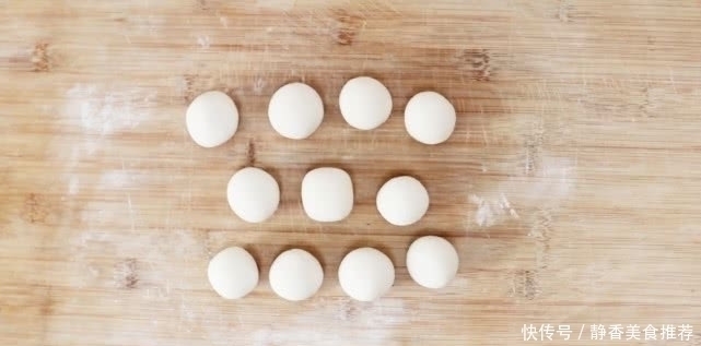 糯米粉开水一烫,两手一捏,自己一餐可以吃30个