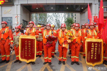 居民|小区居民为消防员送上鲜花