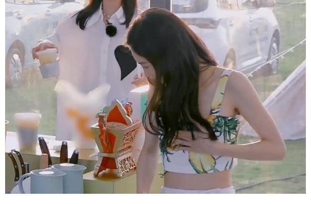 赵丽颖|金晨的手为何总举不起来？看到她窘迫的表情，大家想到了赵丽颖