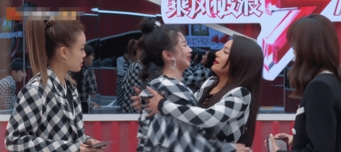 江映蓉张馨予同时被淘汰，队友反应却各不相同，抱团明显场面尴尬