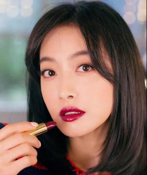 女生涂口红时，千万别有这3个习惯，不然再贵的口红都掉色沾杯