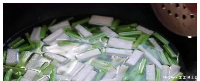 吃肉|芹菜这做法太好吃了,营养又美味,做法简单,比吃肉还香!