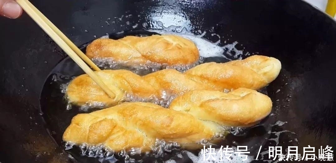 2个鸡蛋,1袋牛奶,不用一滴水,比油条面包还好吃,放凉都不会硬