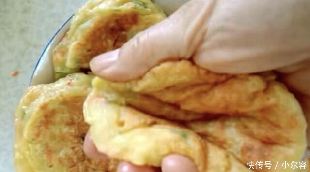 土豆和鸡蛋才是绝配,做孩子爱的煎饼,松软香糯,刚端上桌就清光