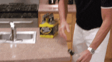 |搞笑GIF趣图:可爱妹子,对小朋友这么吝啬啊