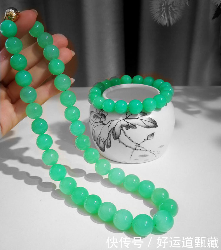 晶莹剔透|澳洲玉色如翡翠,但价值不如翡翠,晶莹剔透,绿色鲜艳均匀