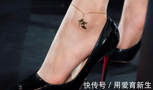 细跟 细跟高跟鞋轻松展现女性高贵气质,让你行走间更有女王气场!