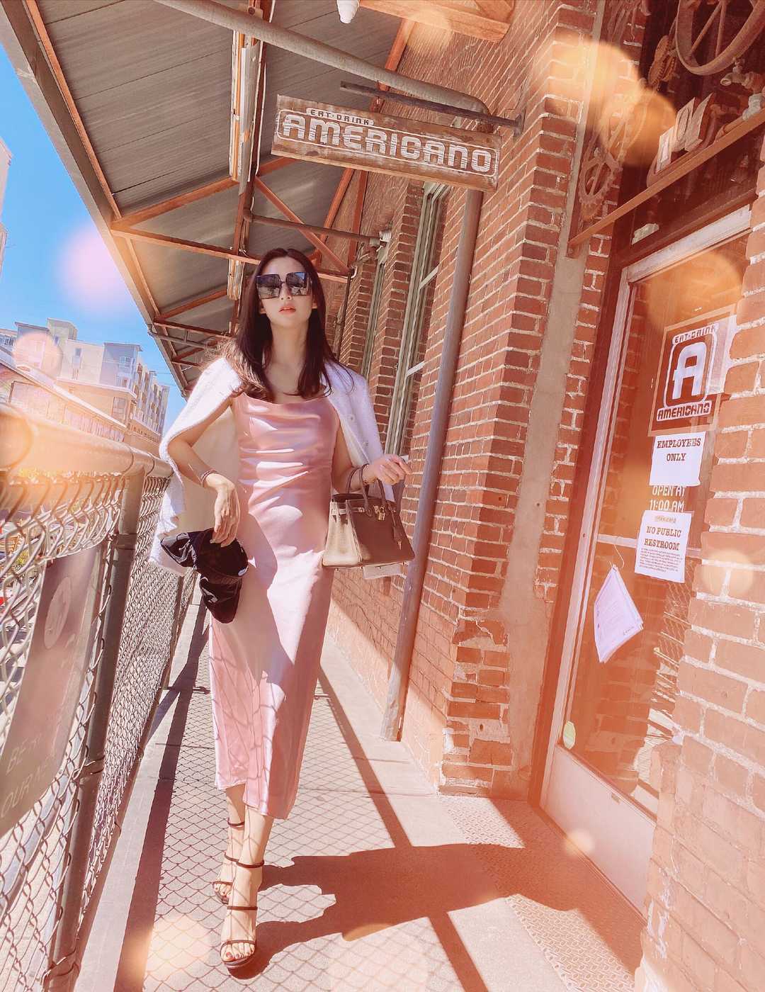 被“温雅”气质给惊艳到了!身穿一袭红色吊带连衣裙,高级洋气