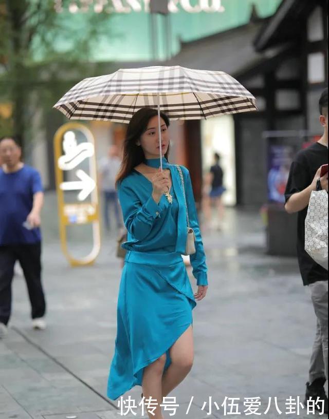 时尚|时尚：清新高贵的孔雀蓝连衣裙，穿出了优雅的气息，迷人的美