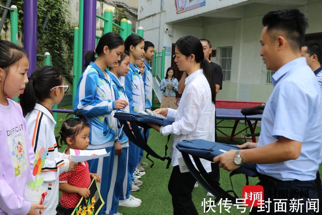 铁军|与本地教师过节、 解决辍学问题、送学习用品…… 四川“帮扶铁军”教师节很忙