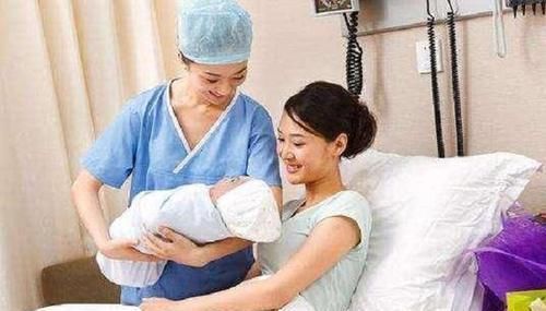 宝宝|“母子连心”,刚出生的宝宝向妈妈求抱抱,网友:这一幕太暖心了