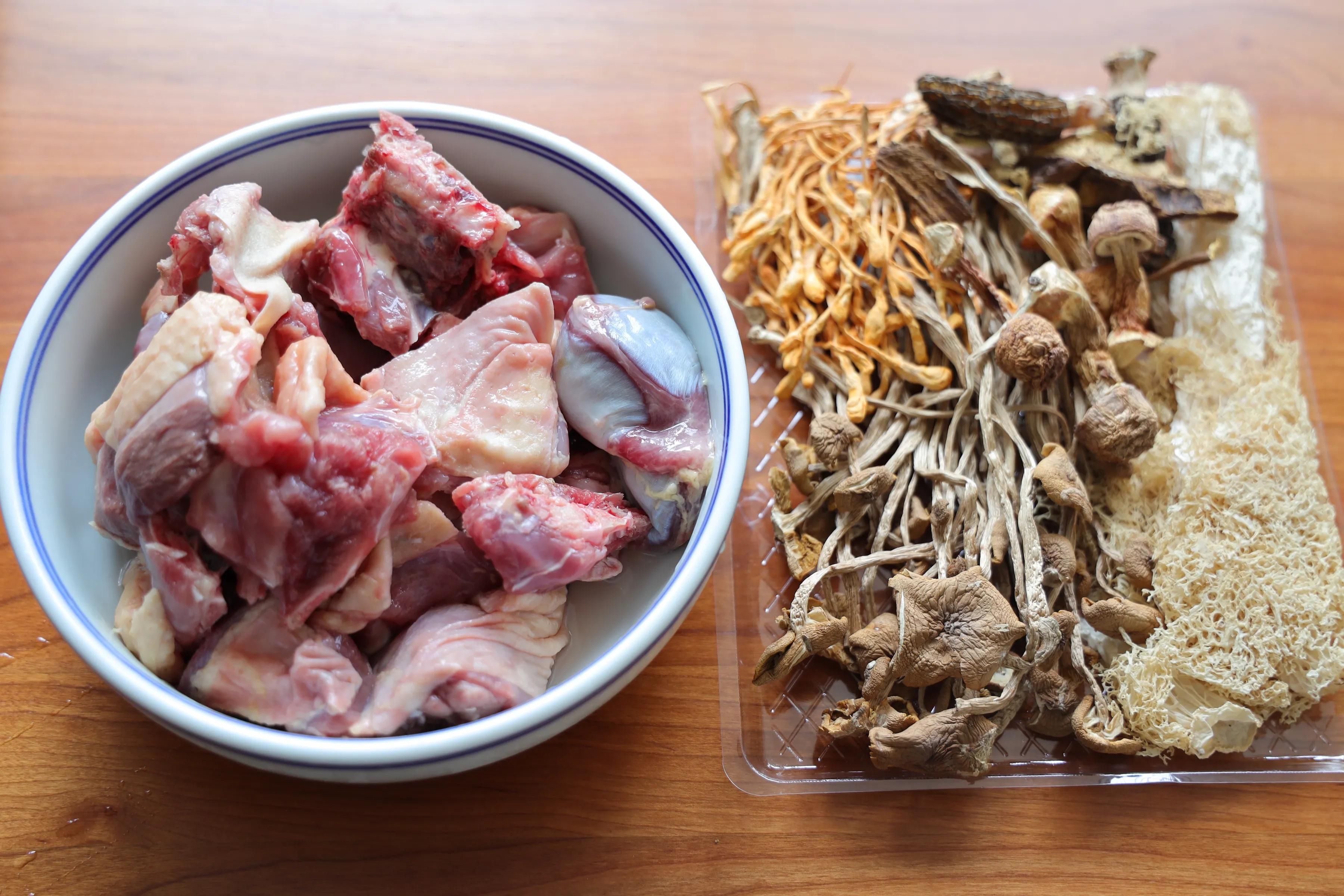 菌菇|秋天天气干燥,这汤水要多喝,营养丰富,每次一锅不够喝,特鲜美