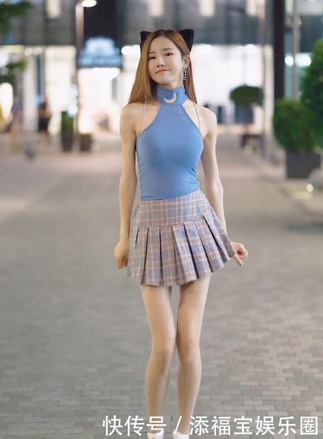 浅色|修身挂脖上衣搭配浅色百褶裙,青春靓丽,甜美可爱