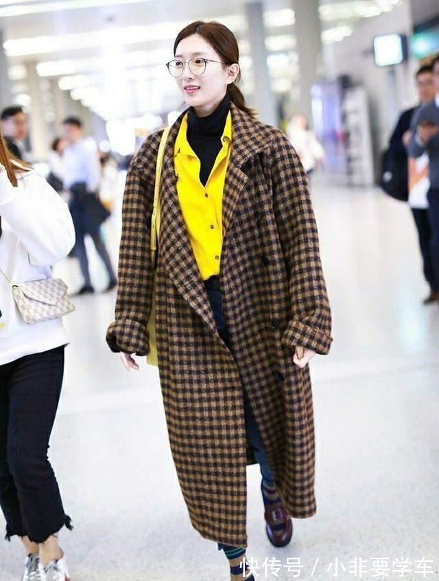 毛衣 大衣里面搭什么不如学学这4种叠穿方法，承包你的秋冬时髦感！