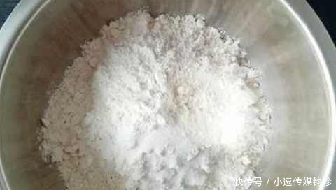 夏天|夏天饺子皮在我家这样吃 上锅一蒸就能吃 鲜香解嫩比凉皮香