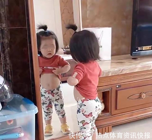 表情|2岁宝宝照镜子，发现自己的“小蛮腰”没了，随后的表情让人好笑