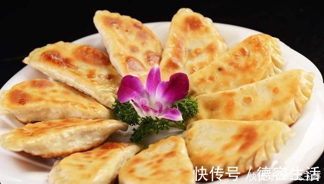 韭菜盒子|做韭菜盒子时,学会这个技巧,韭菜不出水,韭菜盒子更鲜嫩美味
